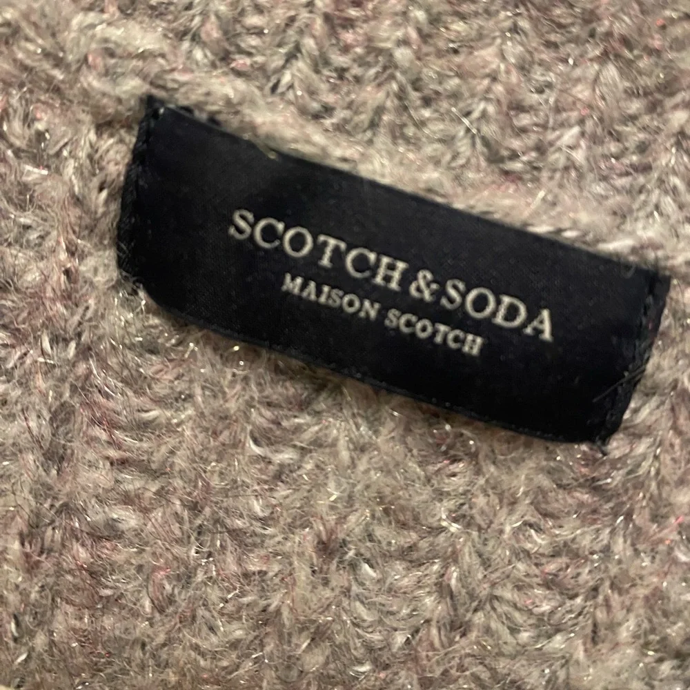 Scotch and Soda wool blend v-neck pullover sweater. Size XS. Very good cond.
